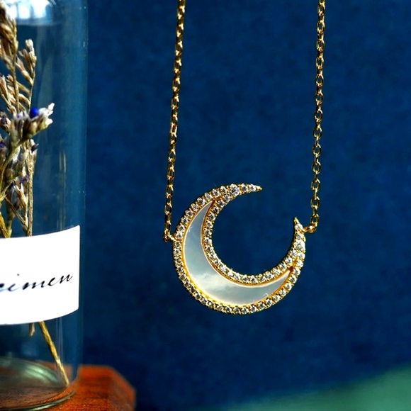Boutique Jewelry - NEW 14k Gold Sea Shell Crescent Moon Necklace 🌙